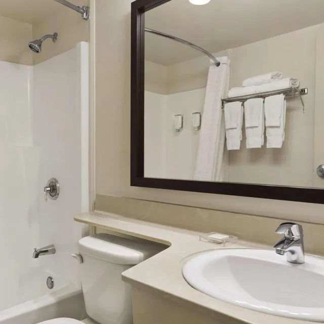 جناح ديلوكس بسرير كينج وسريرين كينج بغرفتي نوم، Travelodge Suites by Wyndham Moncton 5/7