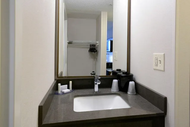 غرفة بسريرين كوين بحوض استحمام لذوي الإعاقة، Fairfield Inn Greensboro Airport 5/6