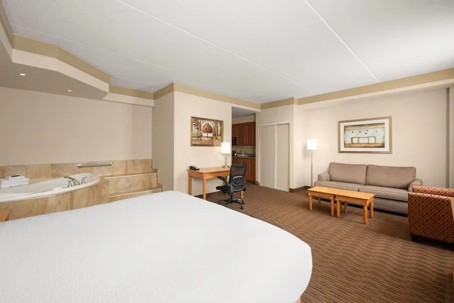 جناح بسرير كينج مع أريكة، Waterloo Suites Hotel, Trademark Collection by Wyndham 1/7