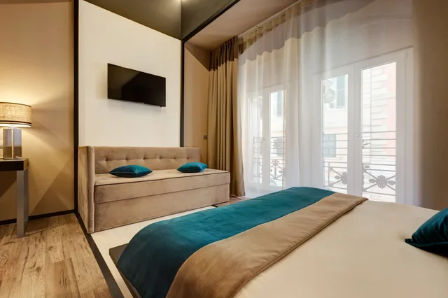 غرفة ثلاثية بسرير مزدوج وسرير فردي، Dharma Luxury Hotel & Spa 1/8