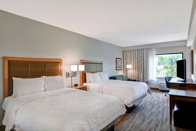 غرفة بسريرين كوين مع أريكة لذوي الإعاقة، Hampton Inn Palm Beach Gardens 1/4