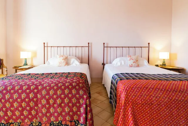 غرفة بسريرين كوين بشرفة، La Foresteria Planeta Estate 3/6