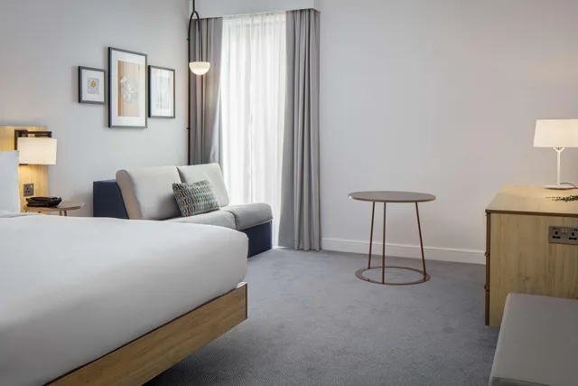 Room, Queen Bed, Hilton Garden Inn Stoke On Trent 3/3