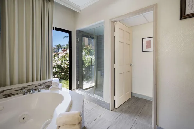 جناح بسرير كينج بحوض جاكوزي، MainStay Suites Orange County John Wayne Airport 3/6