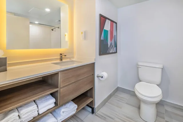 غرفة بسرير كوين لذوي الإعاقة، Comfort Inn & Suites Cochrane, ON 6/8