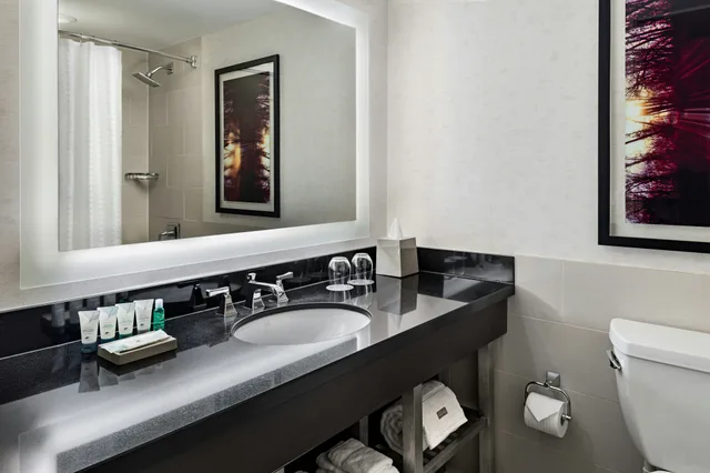 جناح، The Westin Harbour Castle, Toronto 2/3