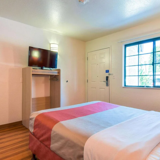غرفة بسرير كوين، Motel6 Pomona, CA - Los Angeles 4/10