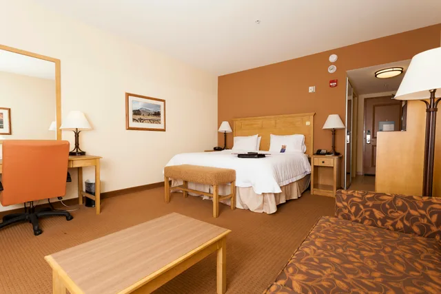 غرفة بسرير كينج، Hampton Inn & Suites Riverton 3/9