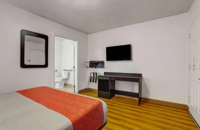 1 Full Bed Non-Smoking, Micfridge، Motel6 Marysville, CA 3/4