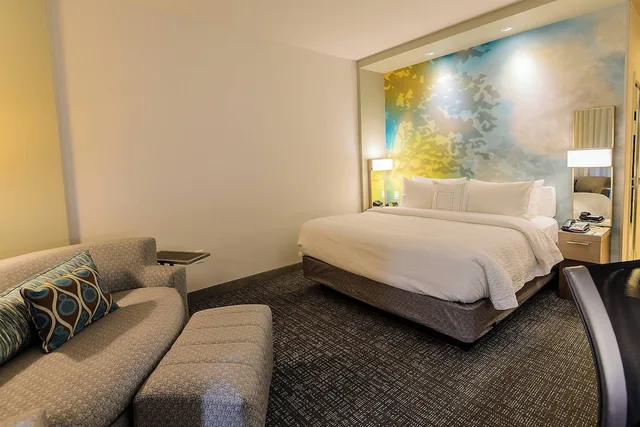غرفة بسرير كينج مع أريكة لذوي الإعاقة، Courtyard By Marriott Lake Jackson 2/6