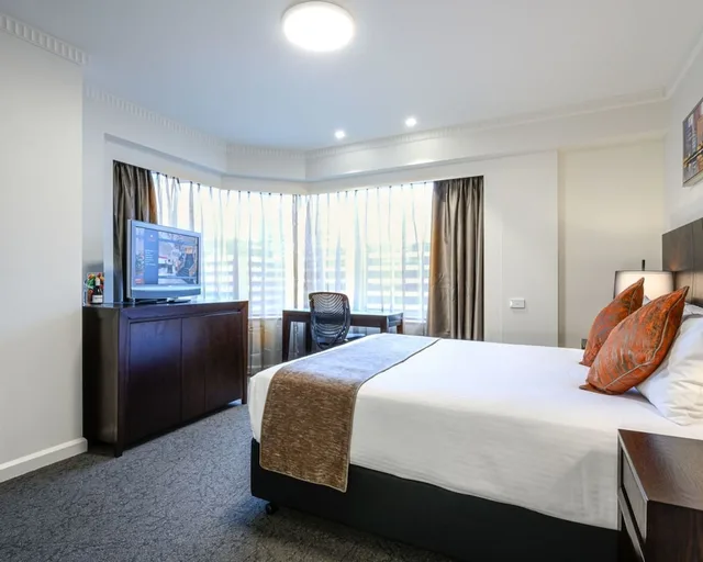 Executive Queen, Hotel Grand Chancellor Adelaide 3/6