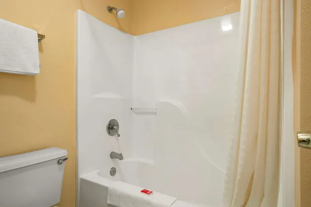 Room, 2 Queen Beds, Smoking, Econo Lodge Inn & Suites Evergreen 4/4