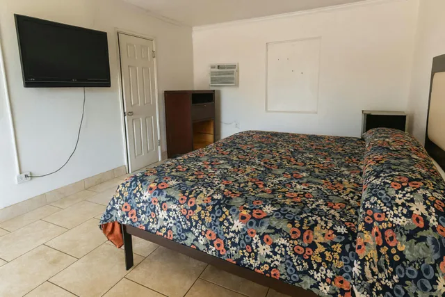غرفة بسرير كينج للمدخنين، Antigua Motel by OYO Tampa US - 41 4/6