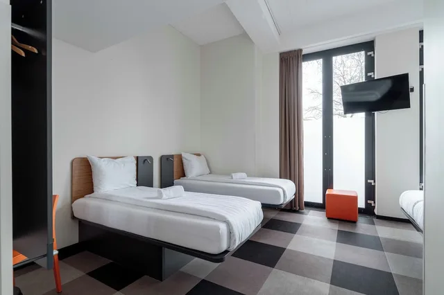 غرفة عائلية رباعية بسرير كوين وسريرين منفصلين لذوي الإعاقة، easyHotel Maastricht City Center 5/10