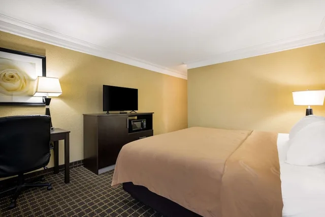 Upgrade, King Bed، Quality Inn & Suites Syracuse Fairgrounds 7/10