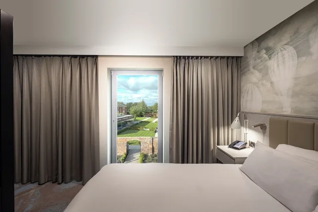 Deluxe, Family, King Bed, Sofa, DoubleTree by Hilton Hotel & Spa Chester 3/10