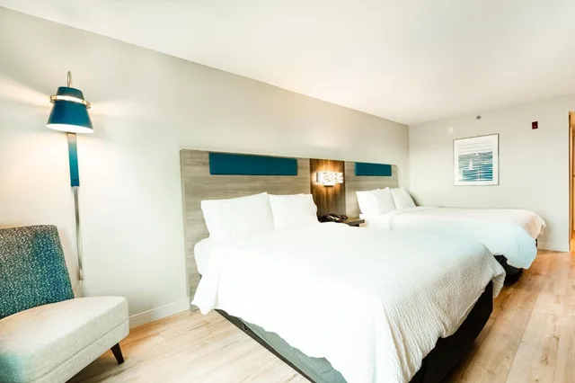 جناح بسرير كينج وسريرين كوين بغرفتي نوم مع أريكة، Holiday Inn Express Hotels Suites Cocoa Beach 2/2