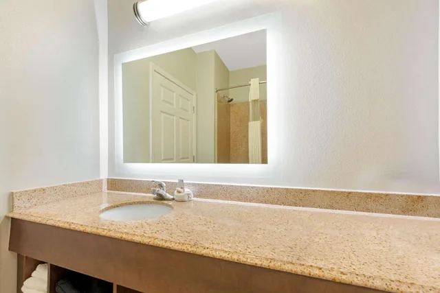 غرفة بسريرين كوين، La Quinta Inn & Suites by Wyndham Bridge City 2/2