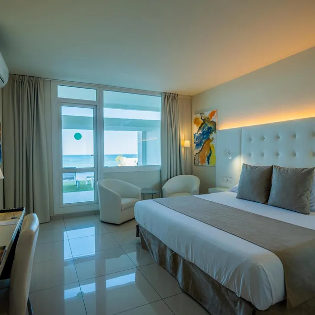 غرفة ديلوكس بسرير كينج، On Hotels Oceanfront Adults Designed 1/6