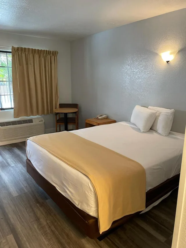 غرفة ديلوكس بسرير مزدوج، Premier Inns Thousand Oaks 1/3