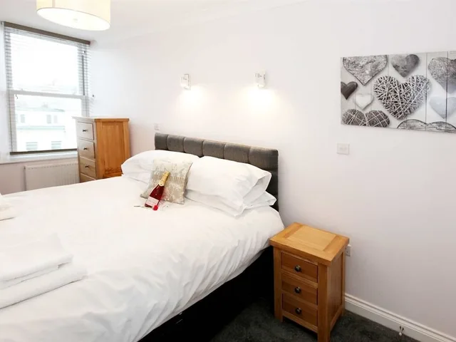 Apartment, King and Twin Beds, No Parking، Austen's Luxury Apartments 3/7