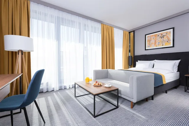 غرفة بريميوم بسرير كوين بشرفة، Grand Ascot Hotel 1/2