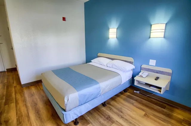 Deluxe, Queen Bed, Motel6 Portsmouth, NH 3/10