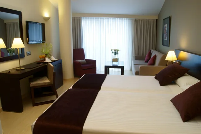 غرفة بسريرين منفصلين بإطلالة على الفناء، Yomo Centric Hotel 3/7