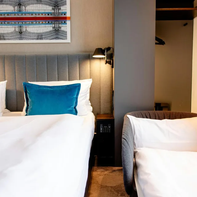 Deluxe, King Bed, Hotel Motel One Berlin-Hauptbahnhof 5/7