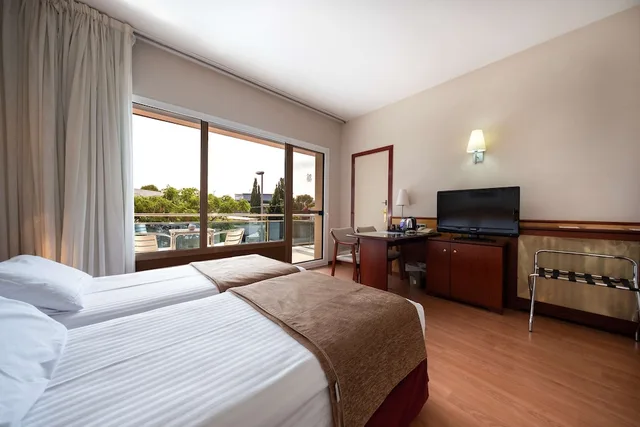 غرفة كومفورت بسريرين منفصلين بشرفة بإطلالة، Best Western Hotel Mediterraneo 2/8