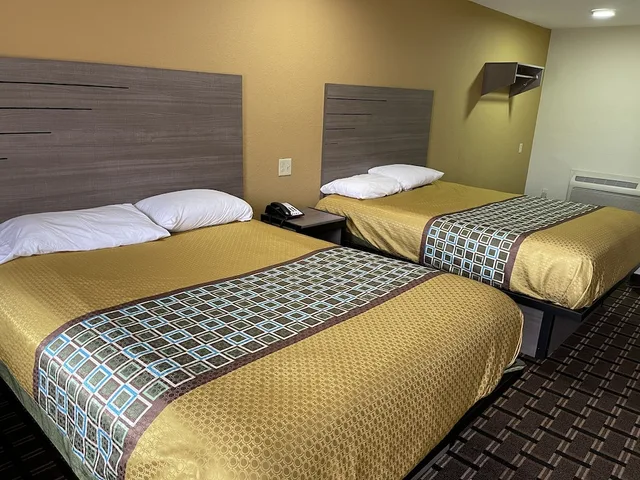 غرفة بسريرين مزدوجين بمطبخ صغير للمدخنين، Americas Best Value Inn Alexandria 1/4