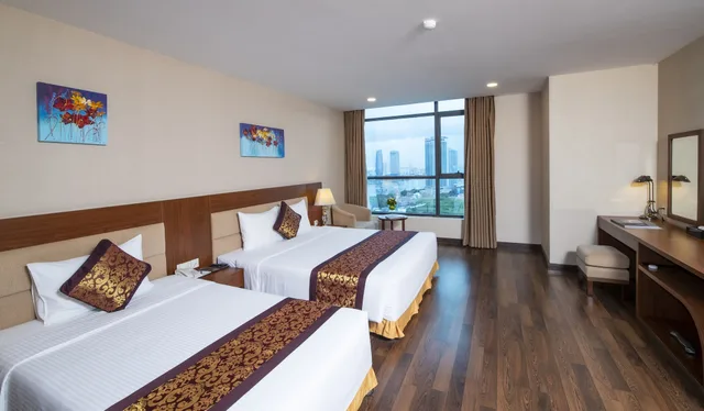 غرفة ديلوكس ثلاثية بسرير كينج وسرير فردي بإطلالة على المدينة، Muong Thanh Grand Da Nang Hotel 2/9
