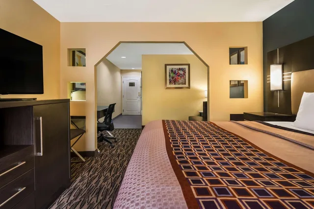 Mini, Suite, King Bed, Sofa, Accessible، Best Western Bradbury Inn & Suites 3/3