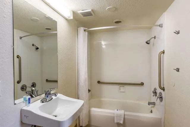 غرفة قياسية بسريرين كوين للمدخنين، Rodeway Inn Phoenix North I-17 2/2