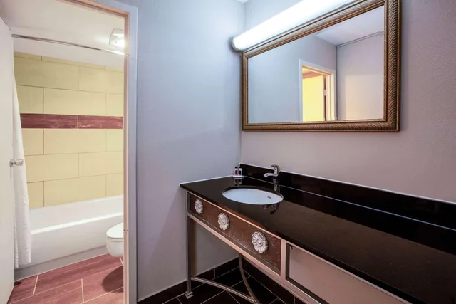 غرفة بسريرين كوين بحوض استحمام لذوي الإعاقة، Baymont by Wyndham Northwood 5/6