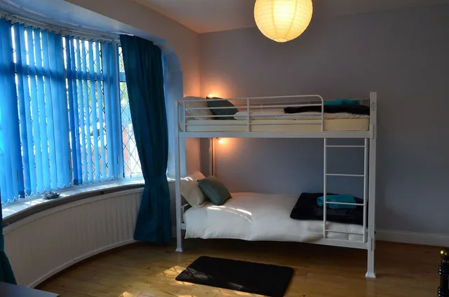 غرفة عائلية بسرير بطابقين وسريرين كوين، Old Trafford Guest House 3/5