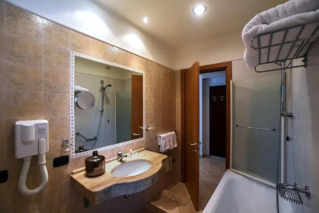 غرفة عائلية رباعية بسرير كوين وسرير بطابقين بشرفة، Hotel Le Palme 4/5