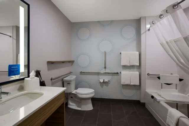 غرفة بسرير كوين لذوي الإعاقة، Tru by Hilton Traverse City 3/4