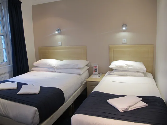 غرفة ثلاثية بسرير مزدوج وسرير فردي مع سرير إضافي، Alhambra Hotel 3/8