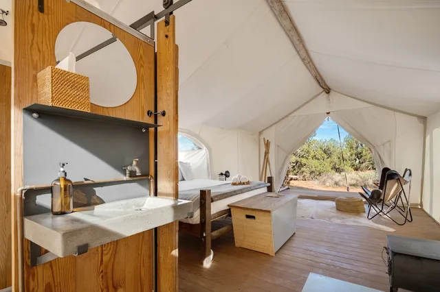 Stargazer, Tent, King Bed, Private Bathroom، Grand Canyon Under Canvas 3/4