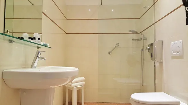 غرفة كومفورت بسريرين منفصلين، Hotel Roma E Rocca Cavour 4/4