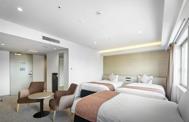 غرفة ديلوكس ثلاثية بسريرين منفصلين مع أريكة، Daiwa Roynet Hotel Kyoto Hachijoguchi 1/4