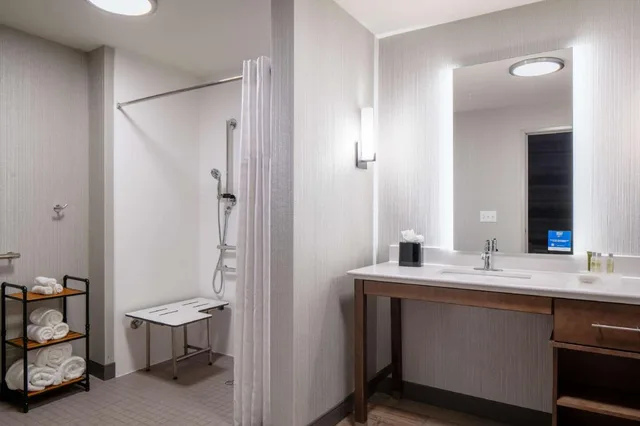 جناح بسرير كينج مع أريكة لذوي الإعاقة، Homewood Suites by Hilton Dillon 2/2
