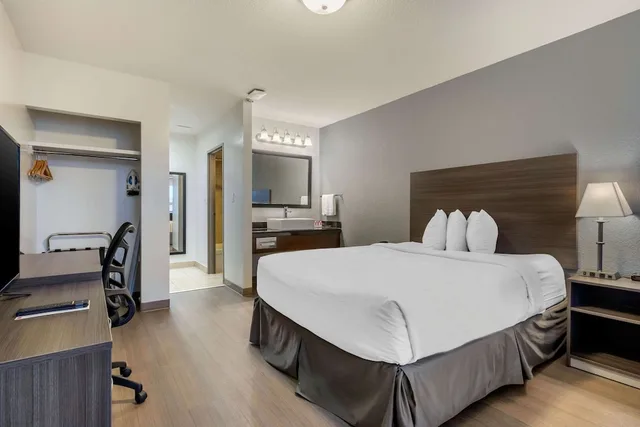 غرفة بسرير كينج يُسمح فيها بالحيوانات الأليفة بمطبخ صغير، Super 8 by Wyndham Macleod Trail Calgary 1/4
