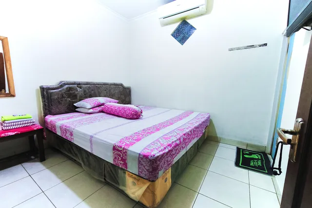 Family, Queen Bed, Penginapan Barokah by ZUZU 1/10