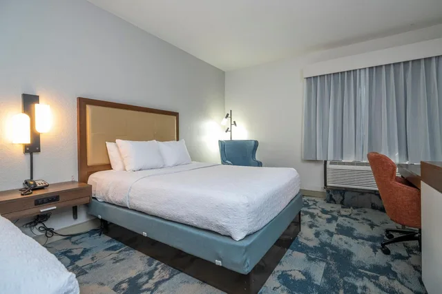غرفة بسرير كينج مع أريكة بحوض استحمام، Hampton Inn Spring Hill 1/5