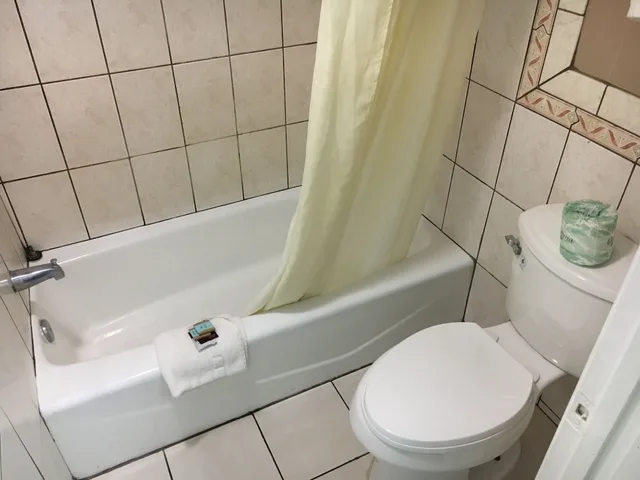 غرفة قياسية بسريرين كوين، Del Amo Inn 1/2