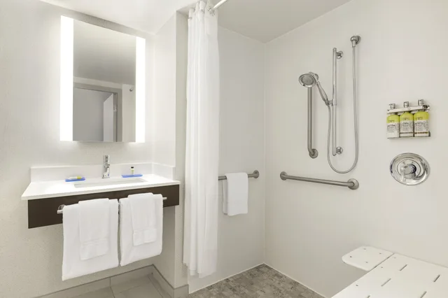 غرفة قياسية بسريرين كوين لذوي الإعاقة، Holiday Inn Express & Suites Fort Myers East - The Forum 4/4