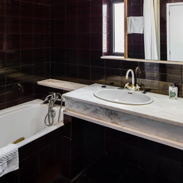 جناح جونيور، Lara Hotel 5/5