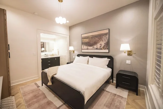 غرفة قياسية بسرير كينج، The Garden District Hotel 1/7